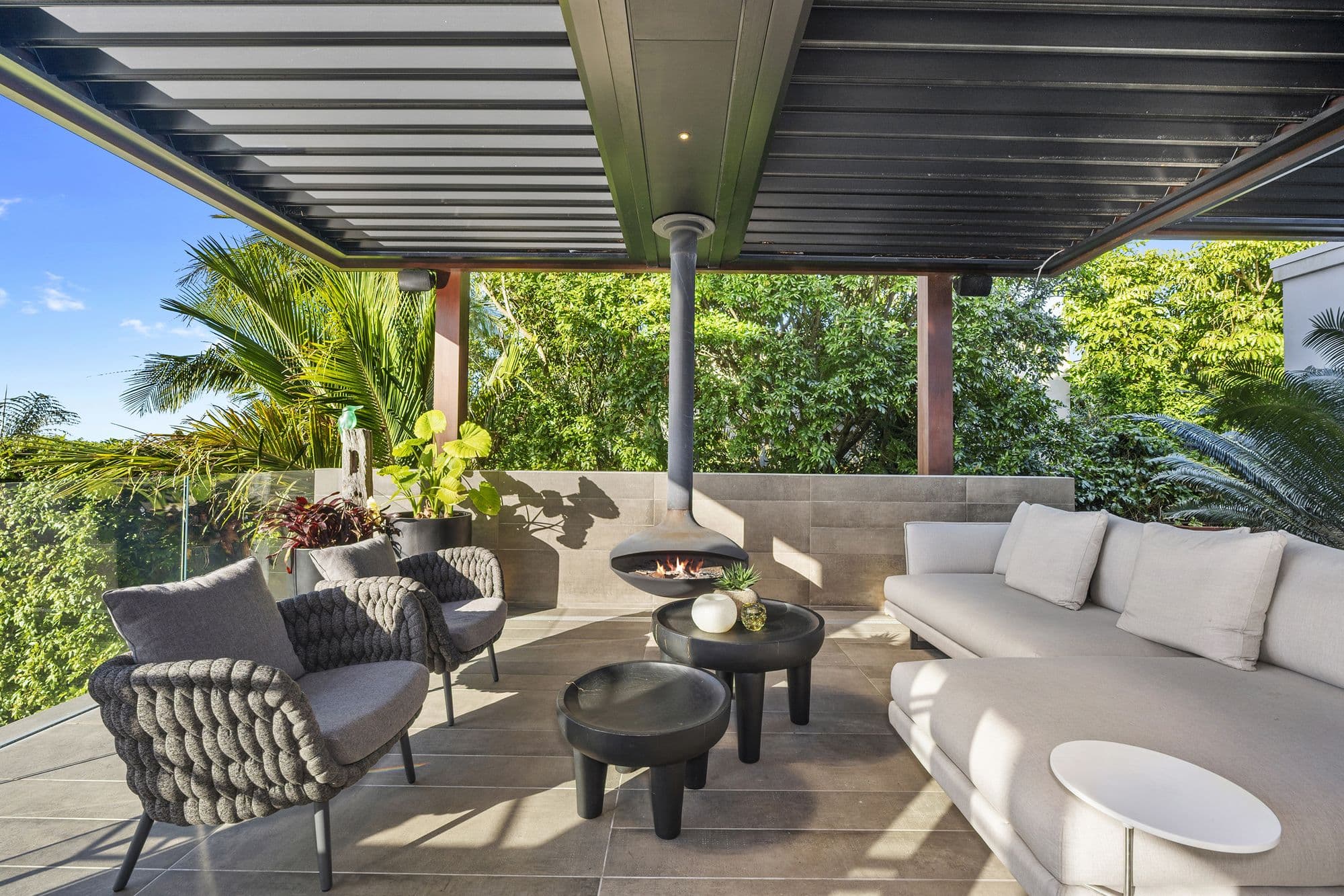 Covered terrace to the bush