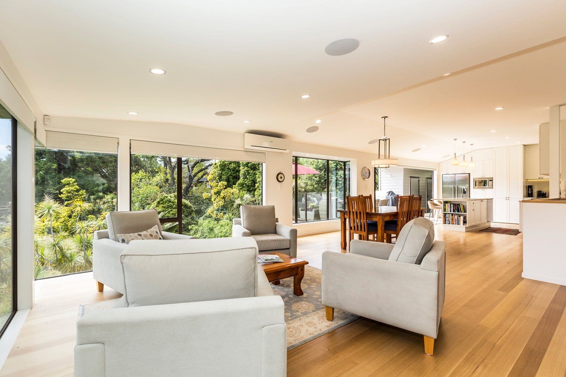 Living, the kitchen behind