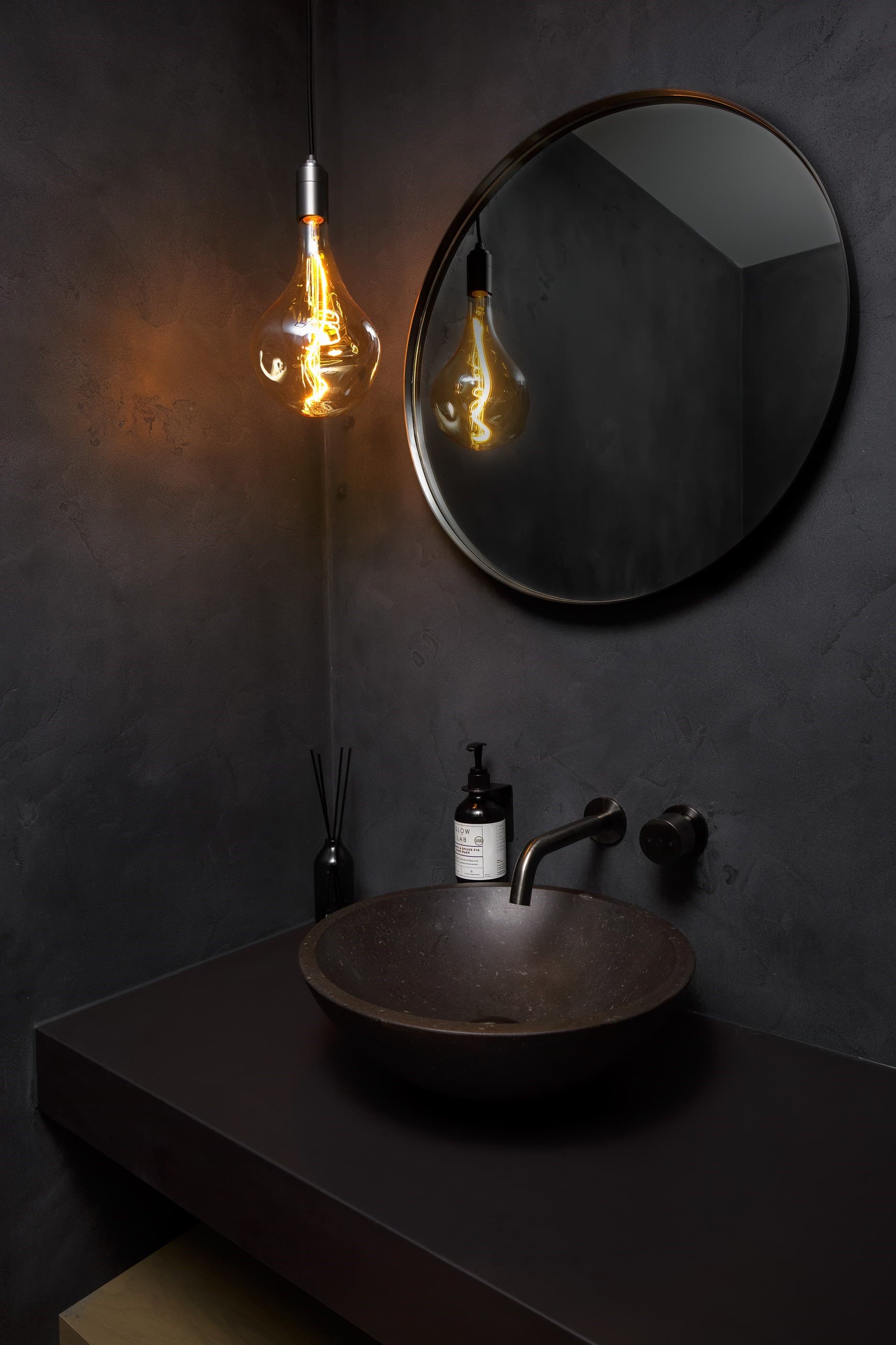 Ensuite in black